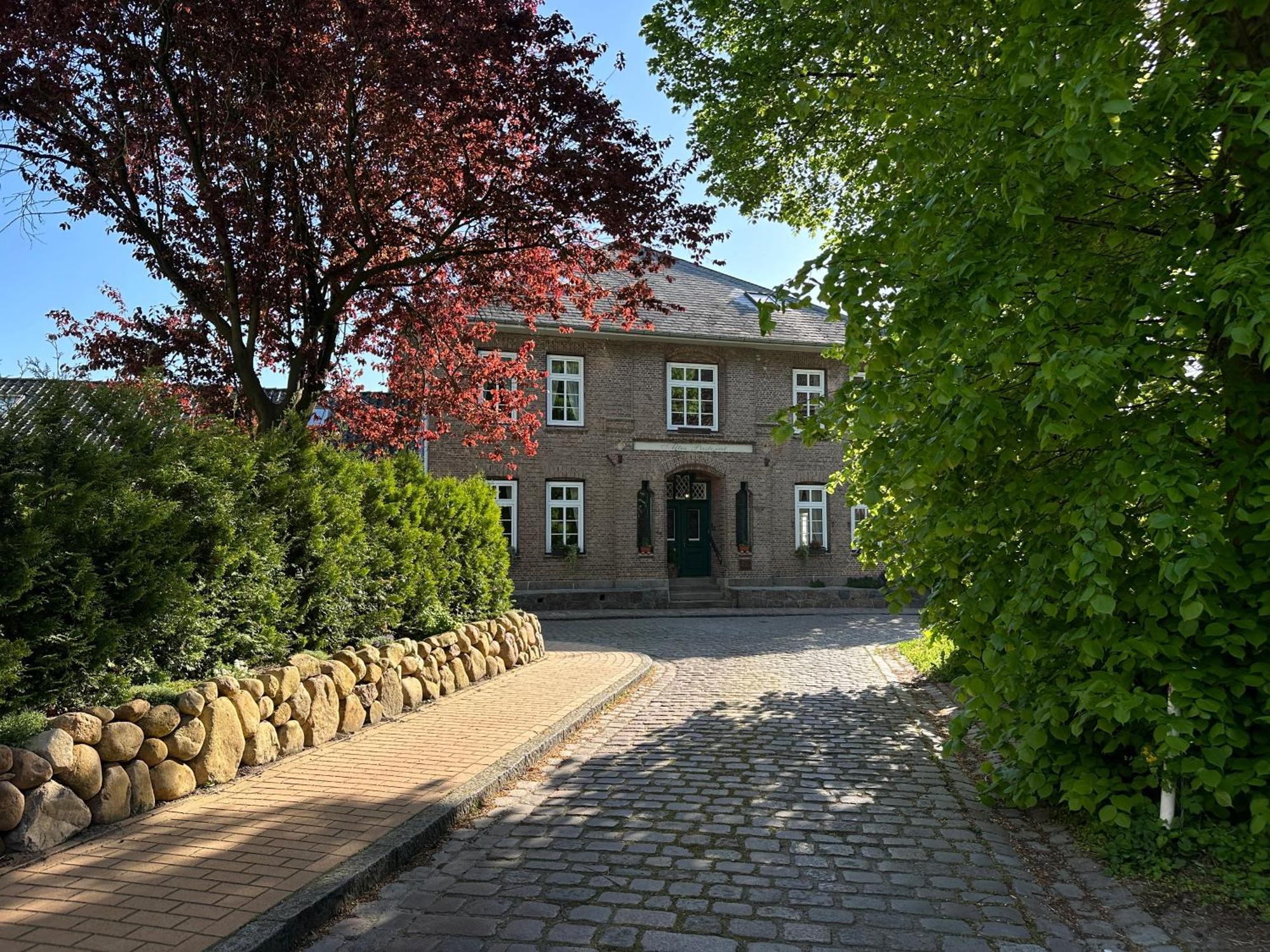 Altes Pastorat Bed & Breakfast Barmstedt Exterior photo